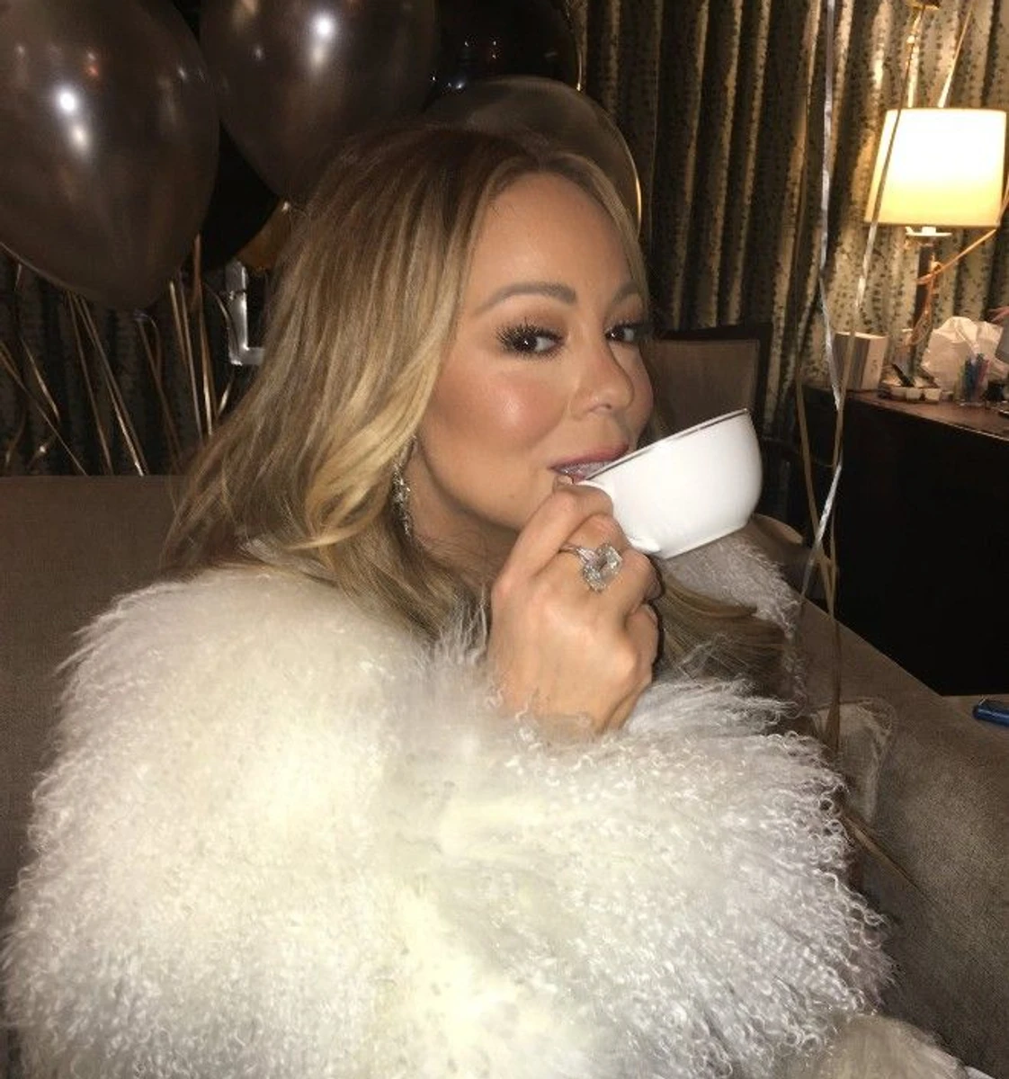 Марая Кері позує у білій шубі