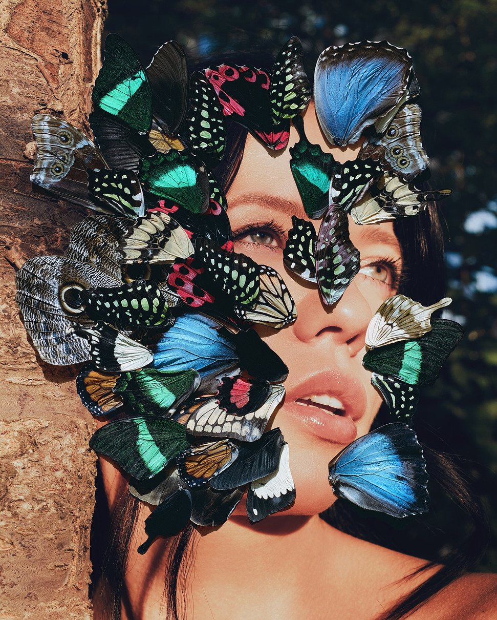 Горова в метеликах на обличчі