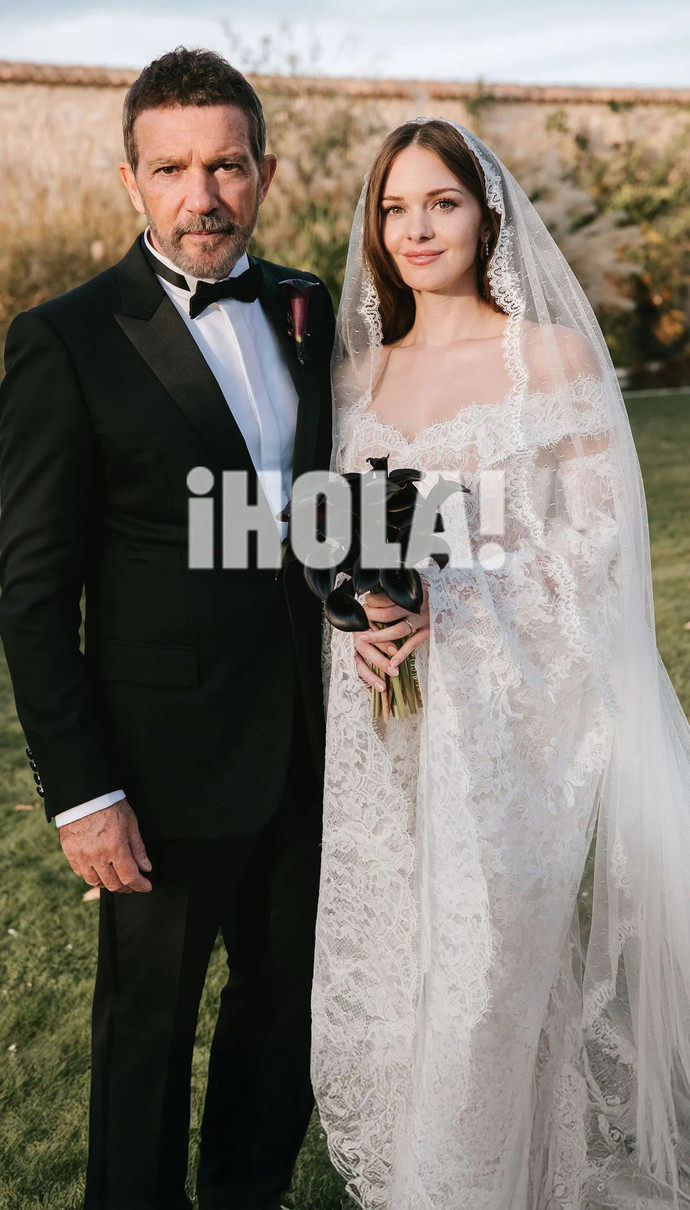 Донька Бандераса у мереживі попозувала біля зіркового тата на своєму весіллі