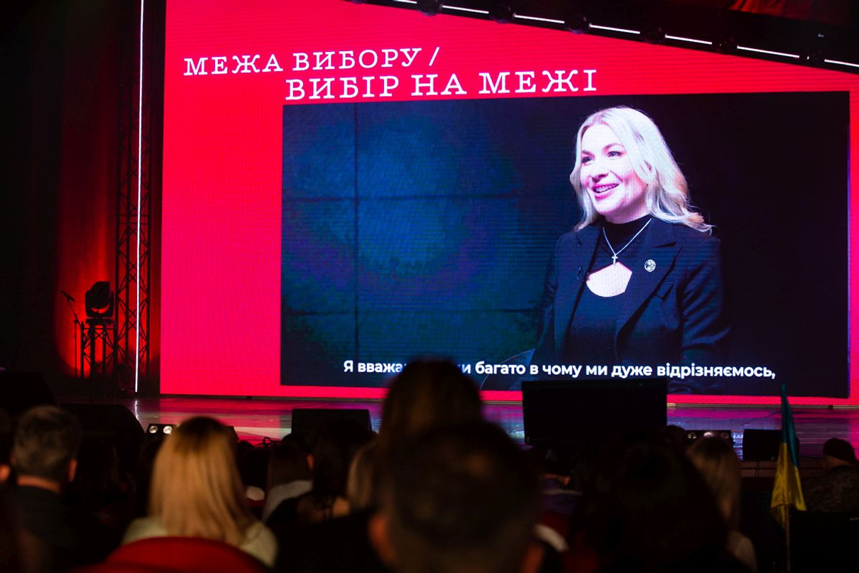 Меган Моббс розповідала, що вона сама з родини військових. До речі, її батьком є спецпредставник президента США Кіт Келлог, візити до Києва якого так усі люблять