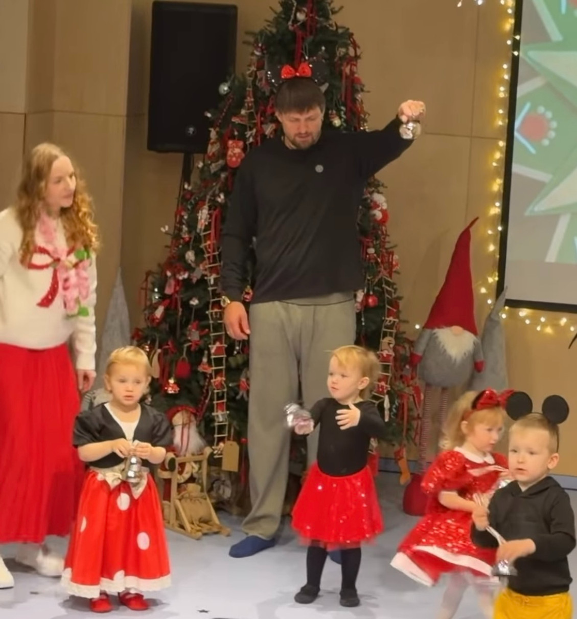 Олександр Усик потанцював з дочкою на новорічному святі