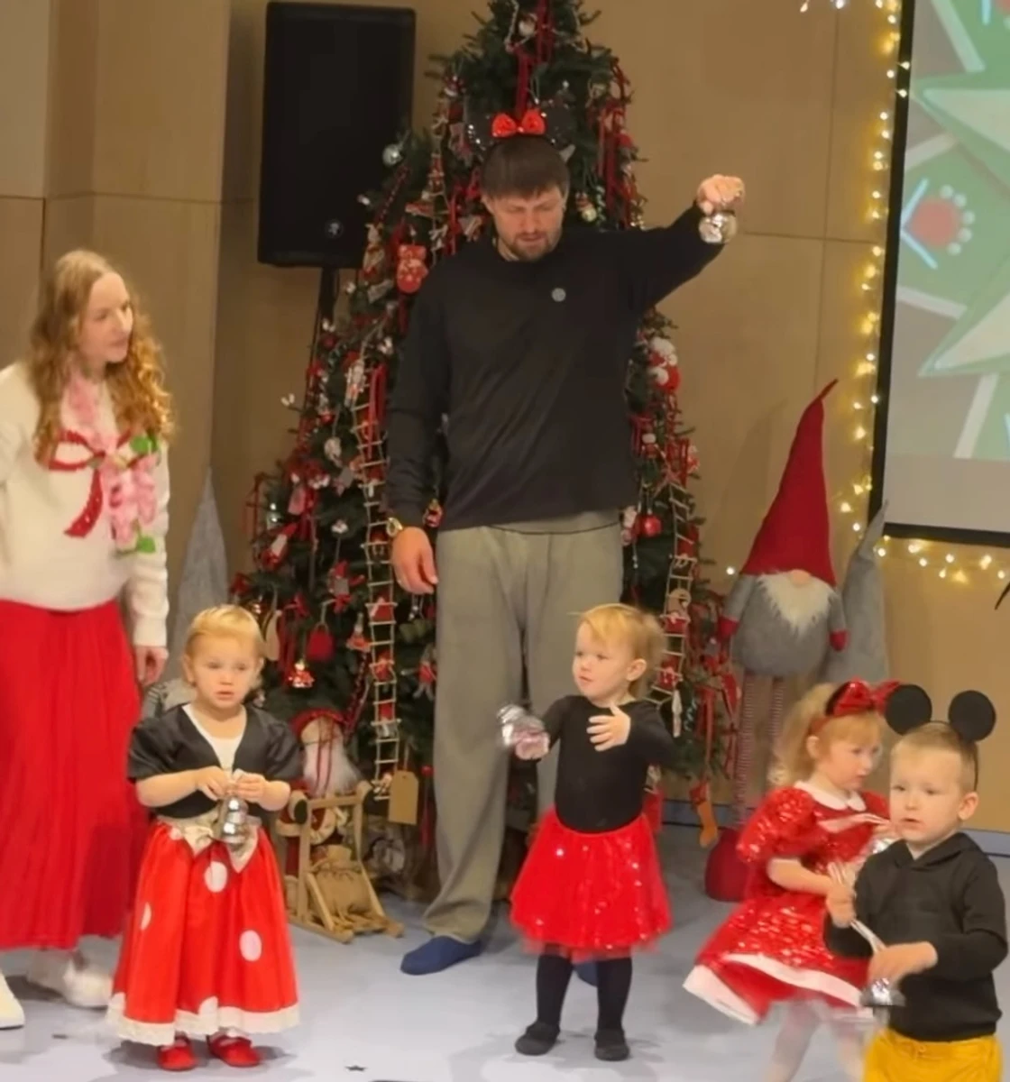 Олександр Усик потанцював з дочкою на новорічному святі