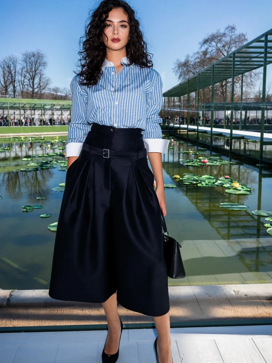 Дева Кассель у стильному максі та з кучерями на показі Dior