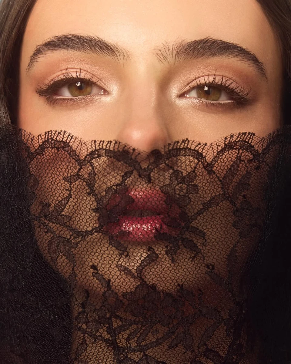 Дочка Белуччі і Касселя прикрила обличчя мереживною пов'язкою