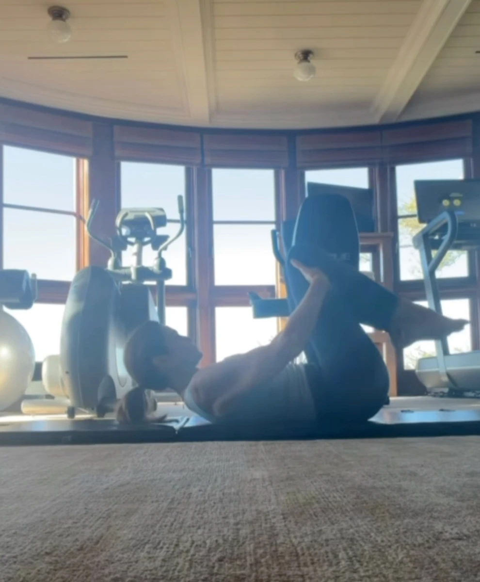 Сінді Кроуфорд у лосинах позаймалася пілатесом