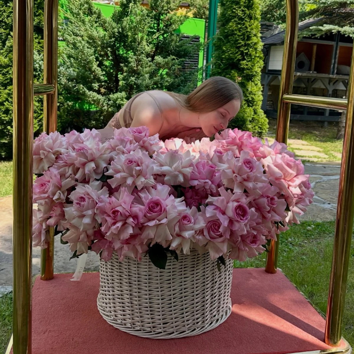 Анна Сагайдачна попозувала з букетом квітів