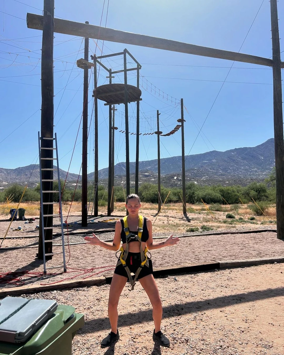 Кріссі якось робила собі пересадку брів та закликала дівчат не захоплюватися вищипуванням