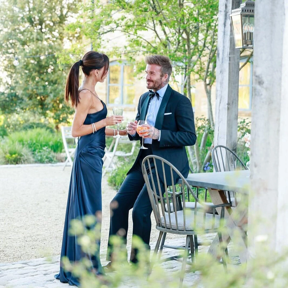 Девід Бекхем з ошатною дружиною попозував просто неба