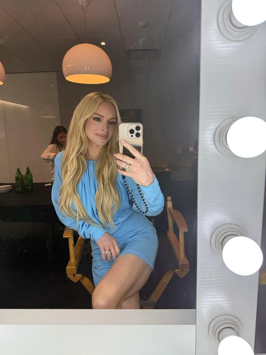 Ліндсей Лохан у міні посвітила ніжками на стільці перед дзеркалом