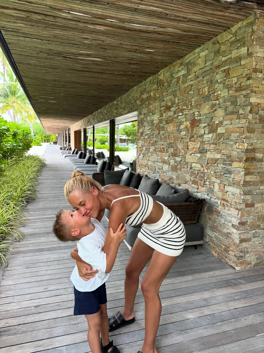 Даша Квіткова поцілувала сина на кумедному фото з Мальдів