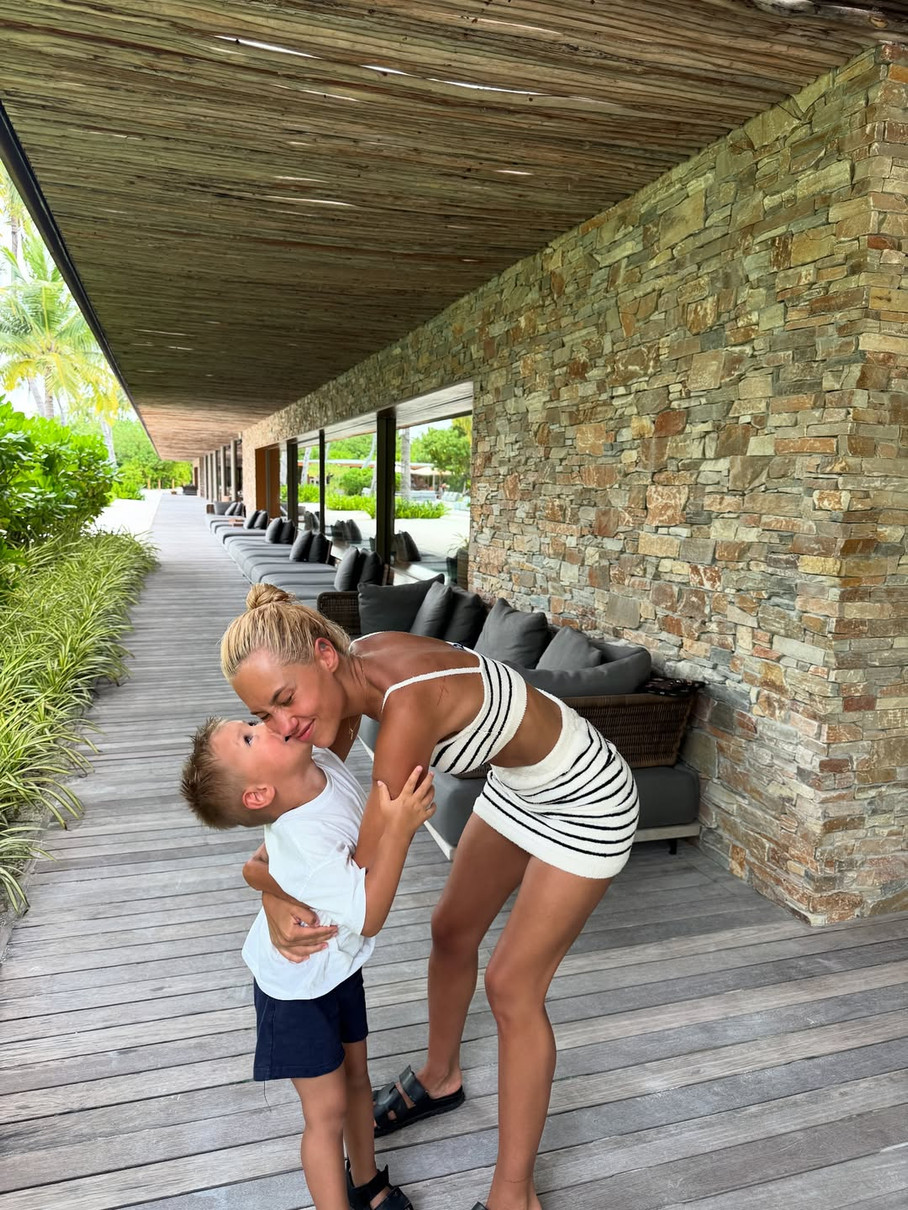 Даша Квіткова поцілувала сина на кумедному фото з Мальдів