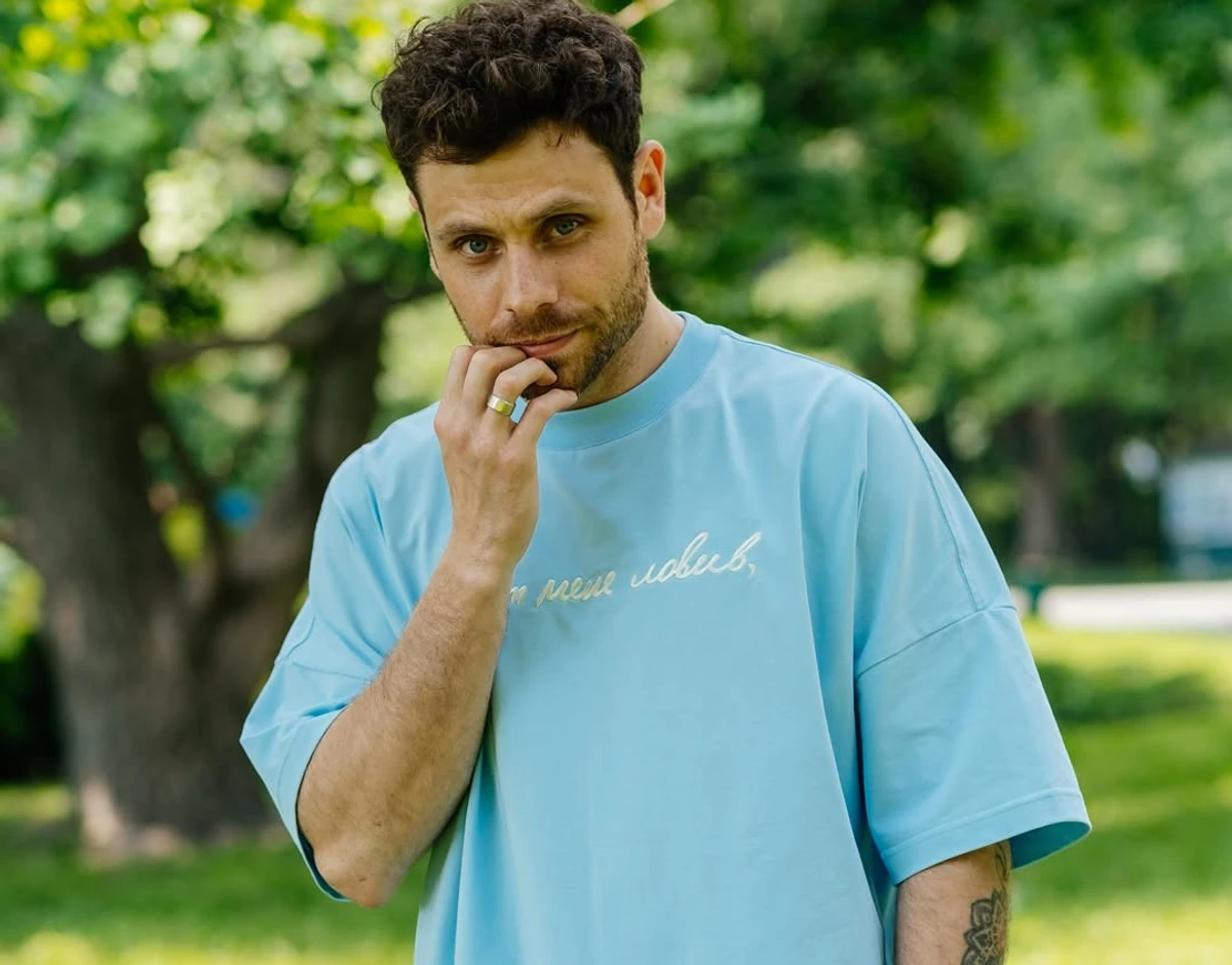 Артур Логай позує для фото