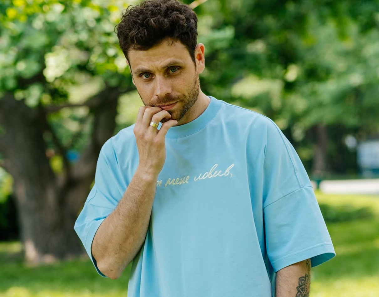 Артур Логай позує для фото