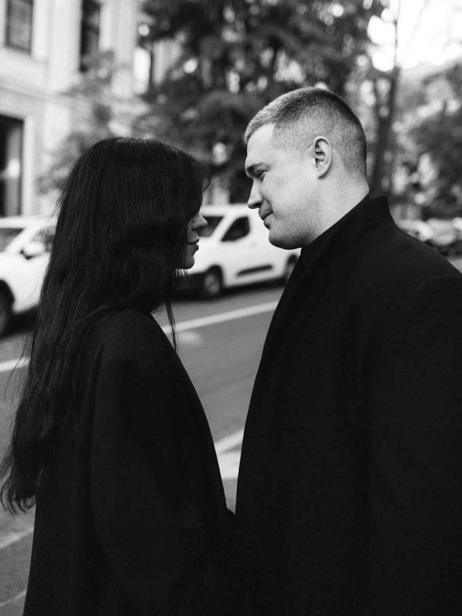 Михайло Федоров показав романтичні фото з дружиною з нагоди сталевого весілля