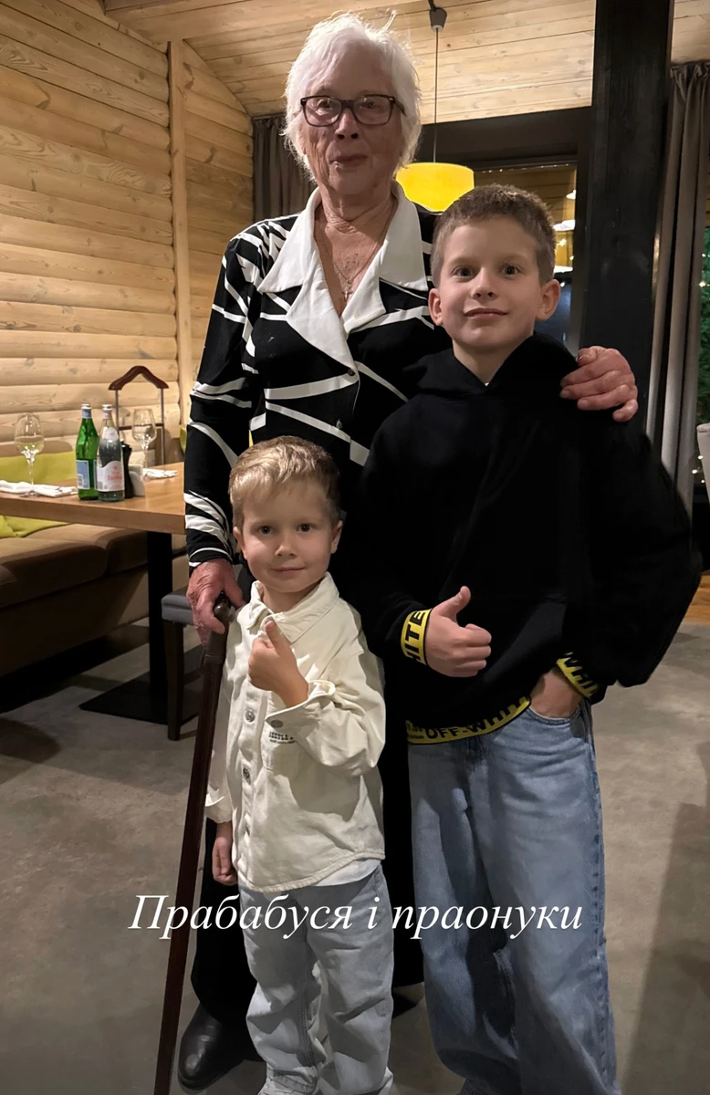 Катя Осачда замилувала фото своєї 90-річної бабусі з її онуками