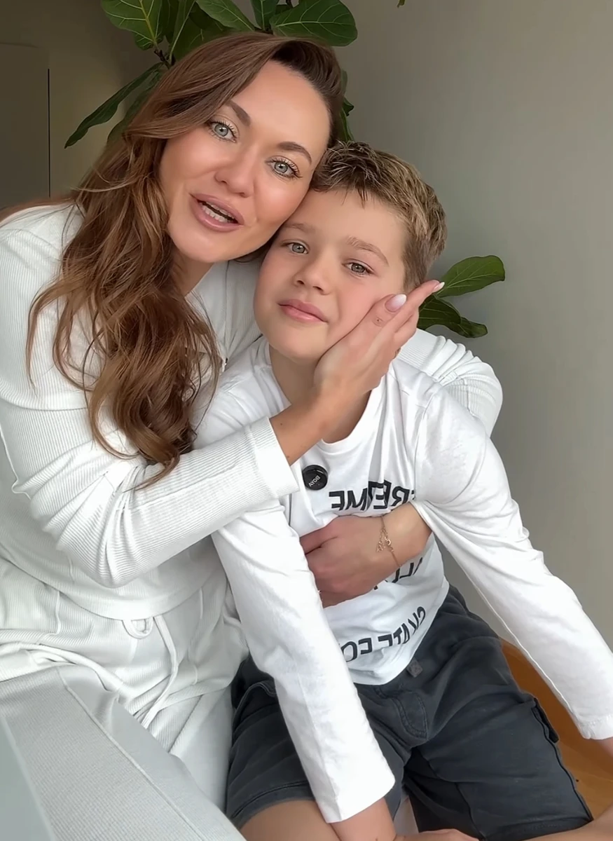 Анна Саліванчук замилувала обіймами з сином на його 10-річчя