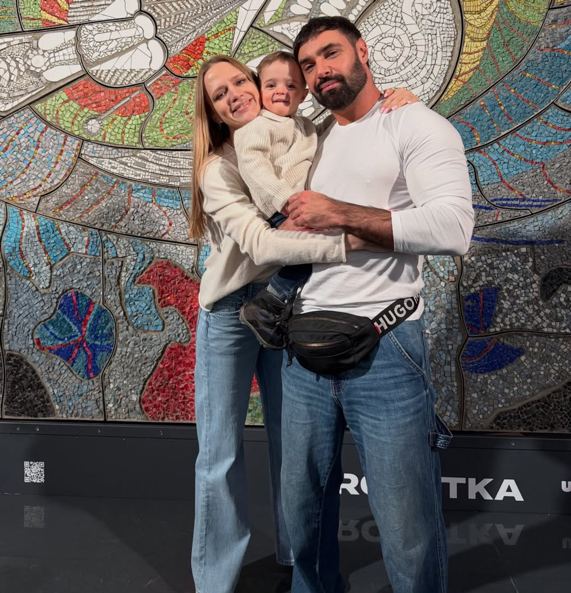 Дружина Козловського замилувала їхніми обіймами з сином