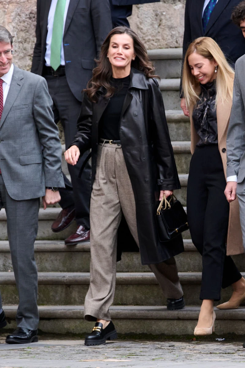 Королева завершила образ торбинкою зі зміїної шкіри бренду Nina Ricci