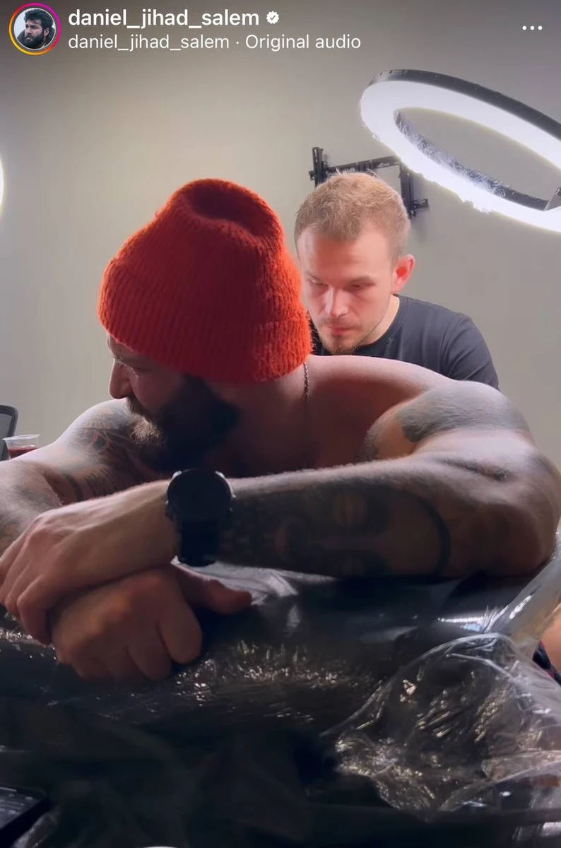 До речі, як зазначив Салем, в студії військові можуть зробити тату майже безкоштовно (за лимонад)