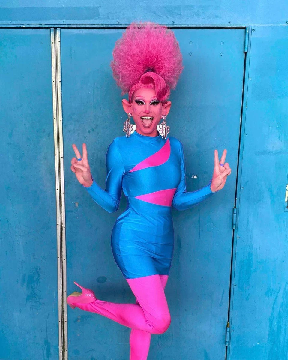 Драг-квін обожнює яскраві перевтілення