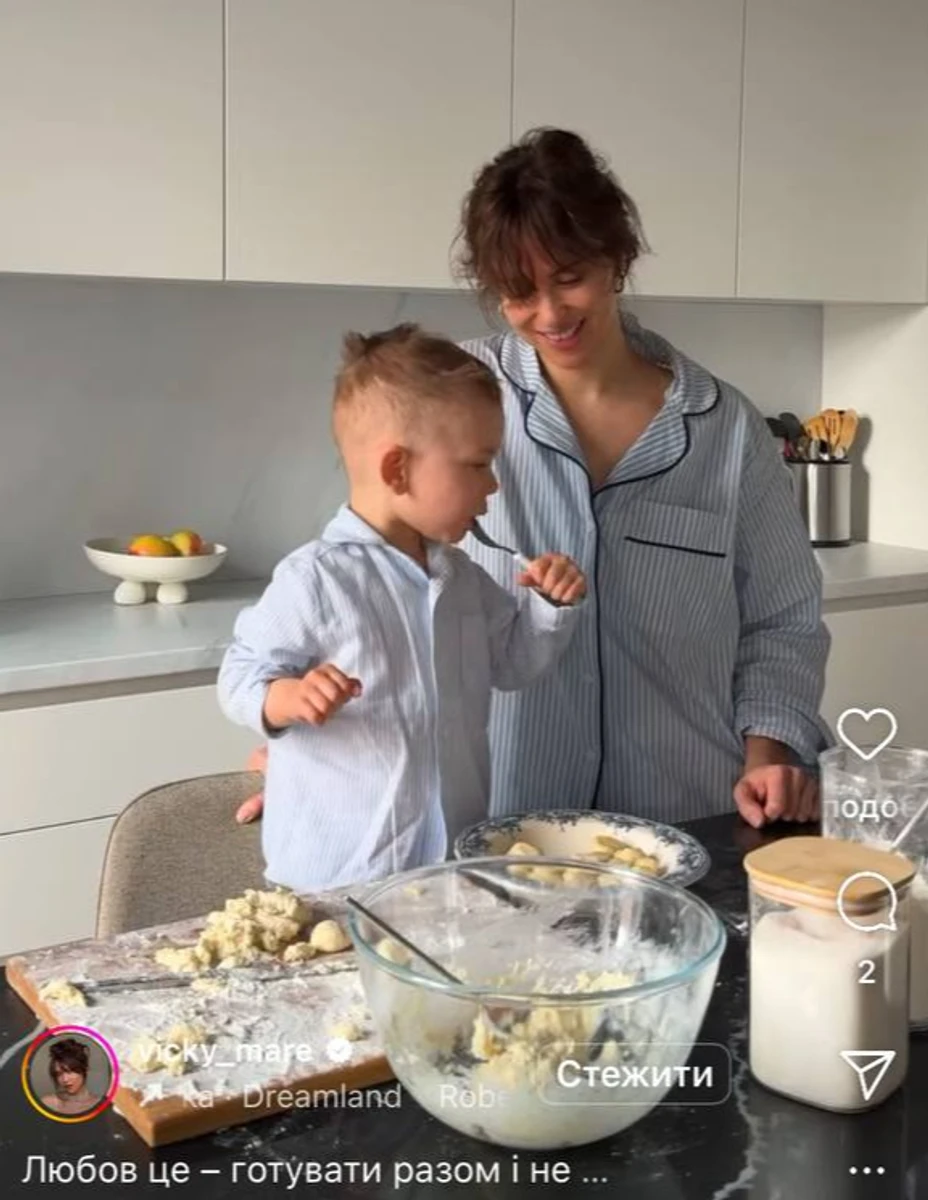 Син Вікторії Маремухи допомагає готувати