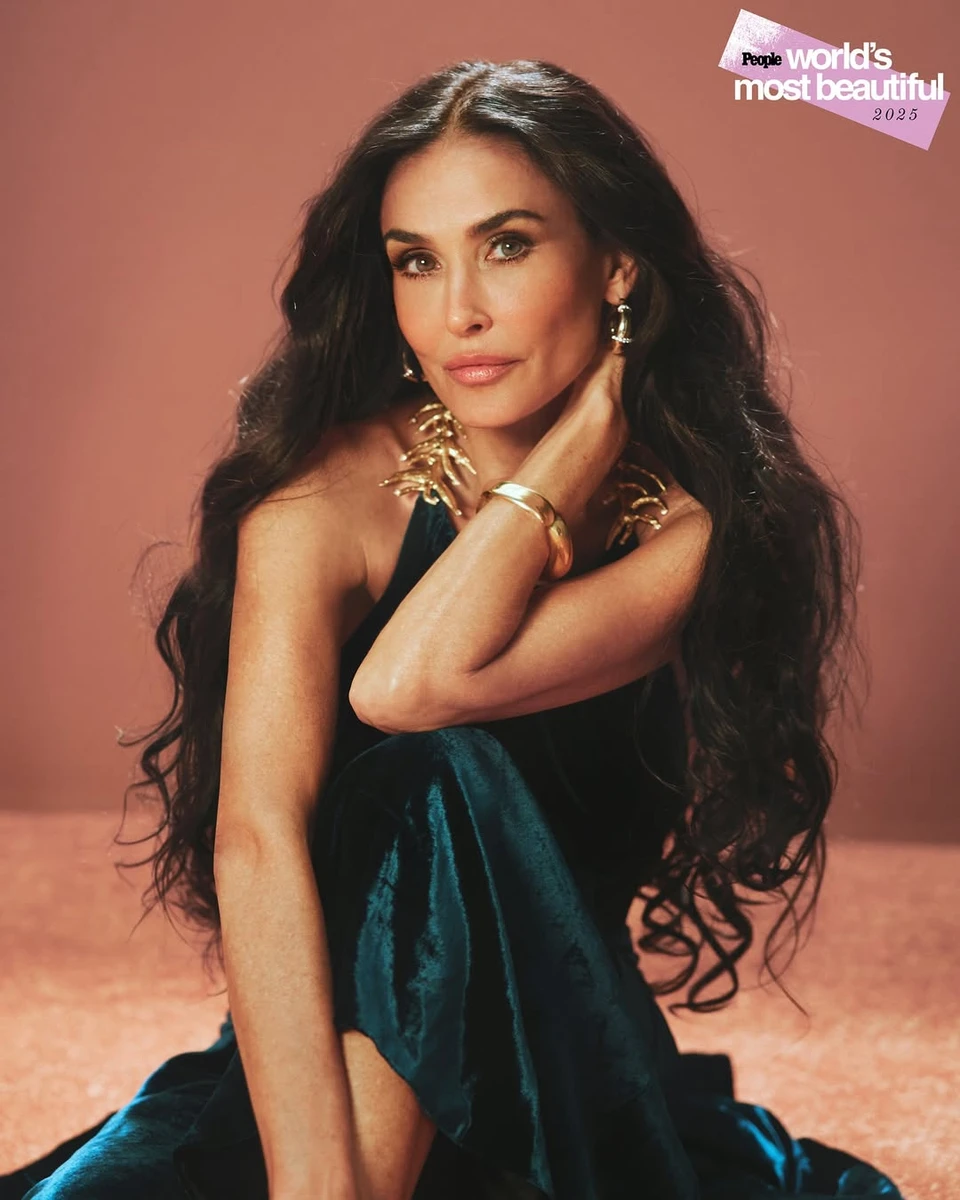 Демі Мур в ошатній сукні попозувала для журналу