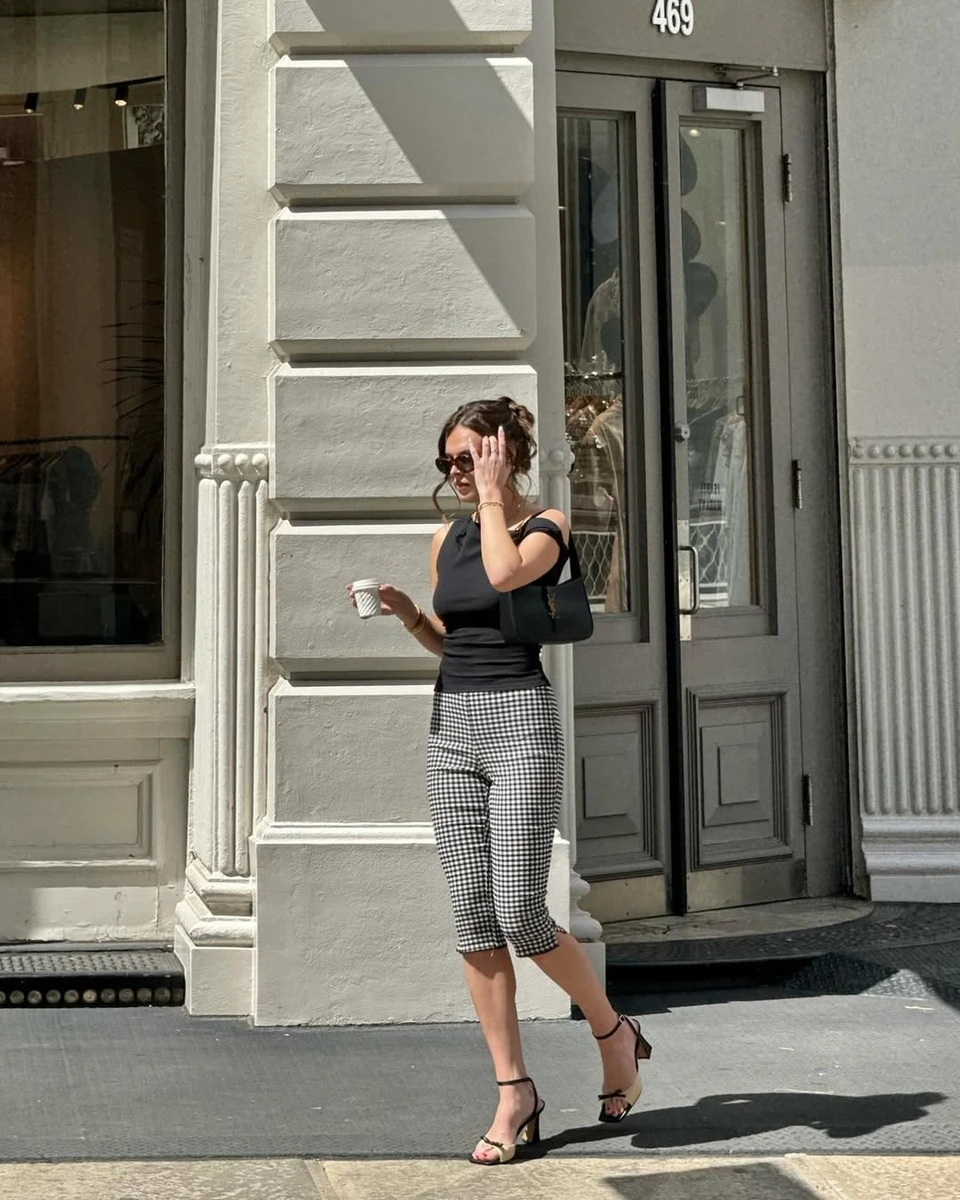 Капрі і чорна майка