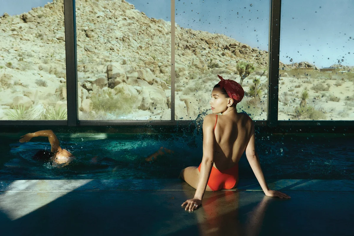 Хейлі Бібер у купальну посиділа біля басейну