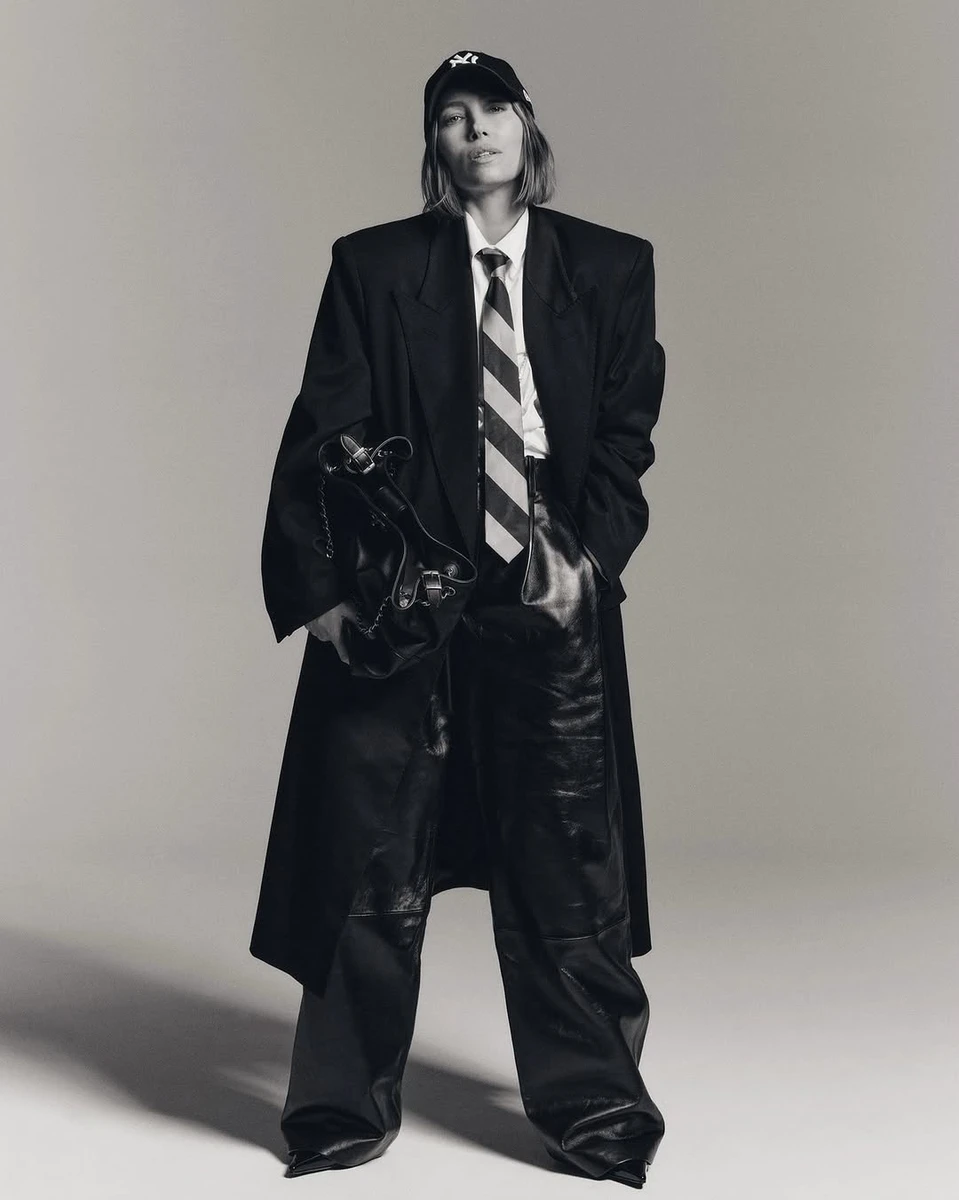 Дружина Тімберлейка в шкіряних штанах з краваткою знялася для журналу