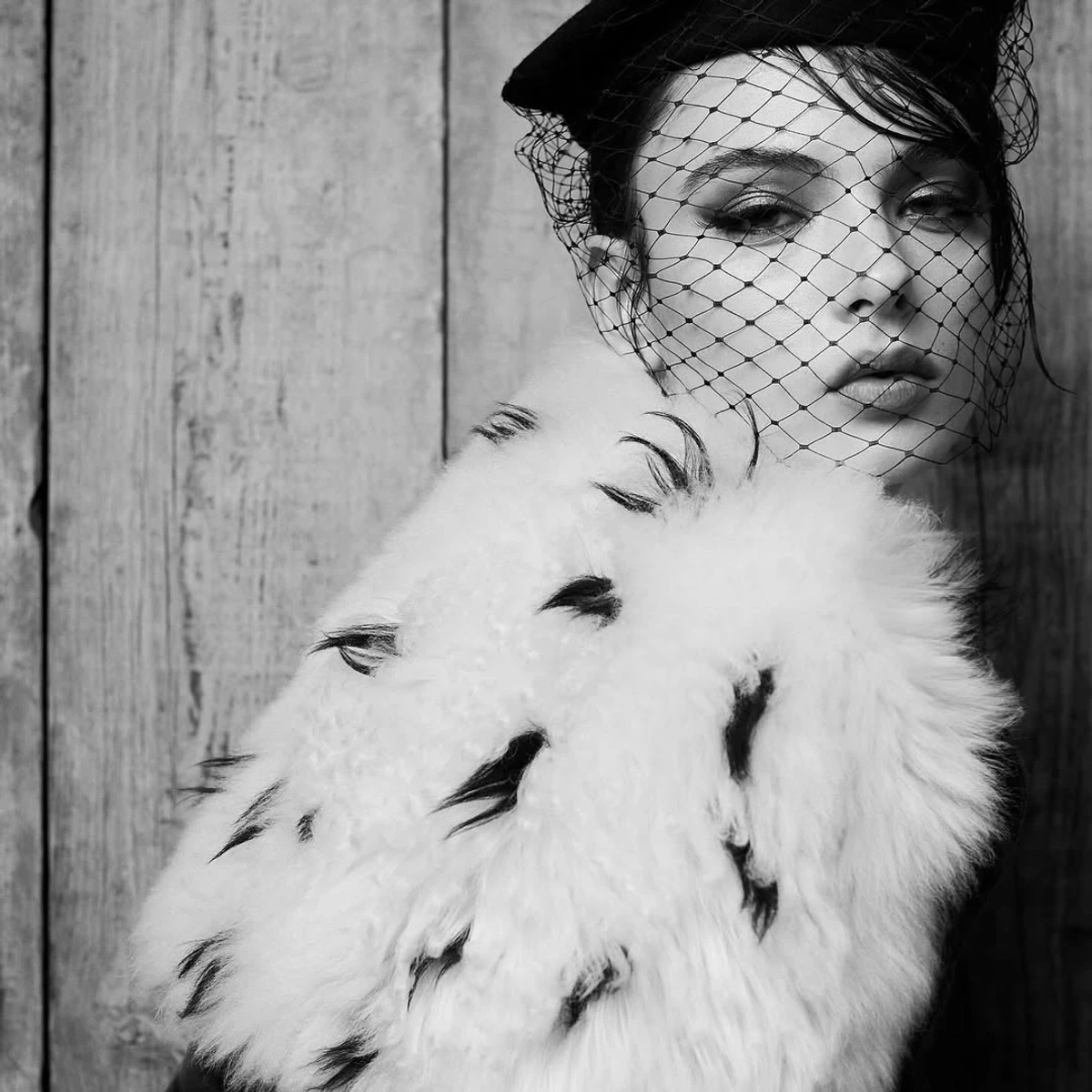 Дева Кассель у шубі й з сіткою на волосі знялася для глянцю