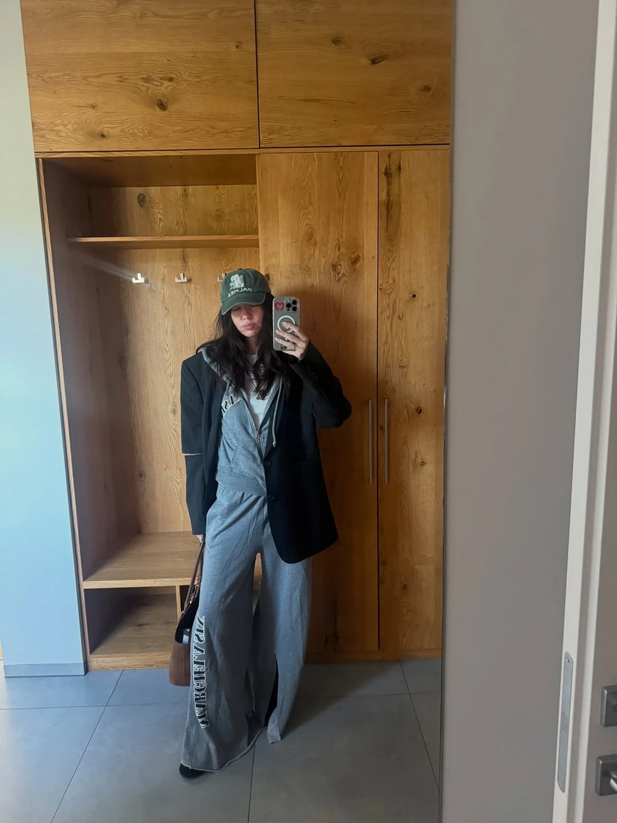 Надя Дорофєєва позує для фото у дзеркалі