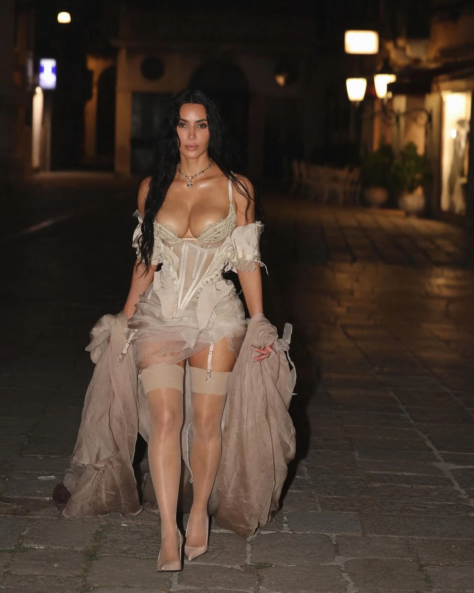 Кім Кардашян з оголеними стегнами прогулялась у корсеті Венецією