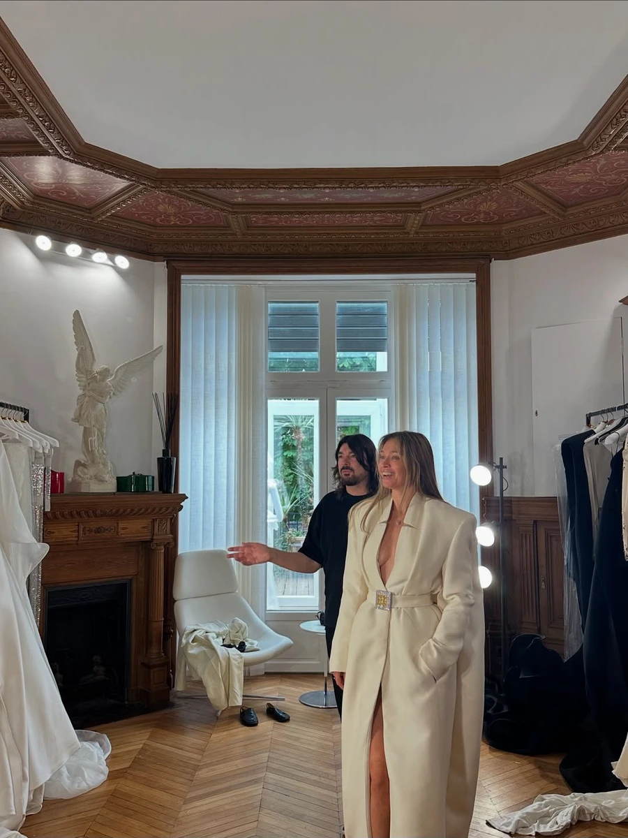 Віра Брежнєва з відомим дизайнером підготувала собі ефектний лук