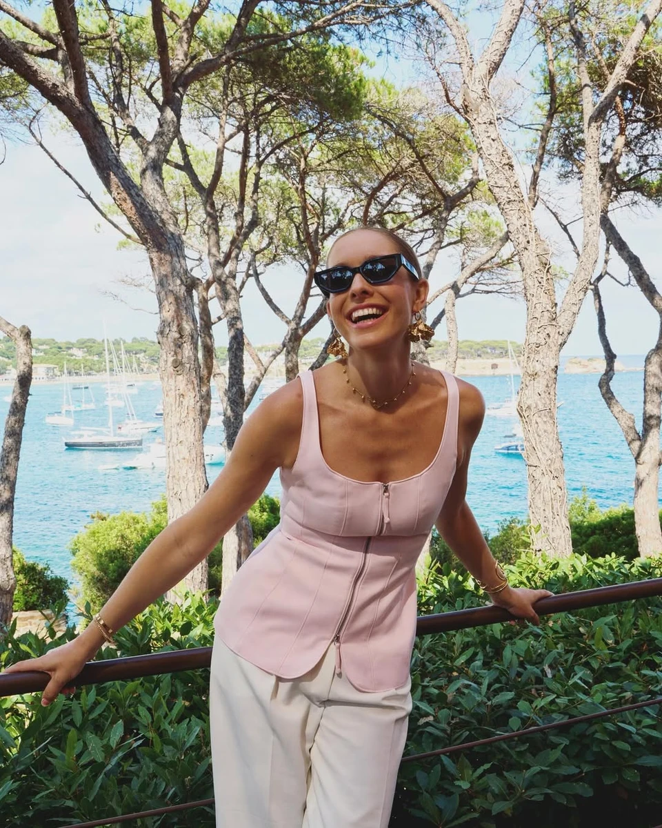 Катерина Осадча у топі попозувала на тлі моря в Барселоні