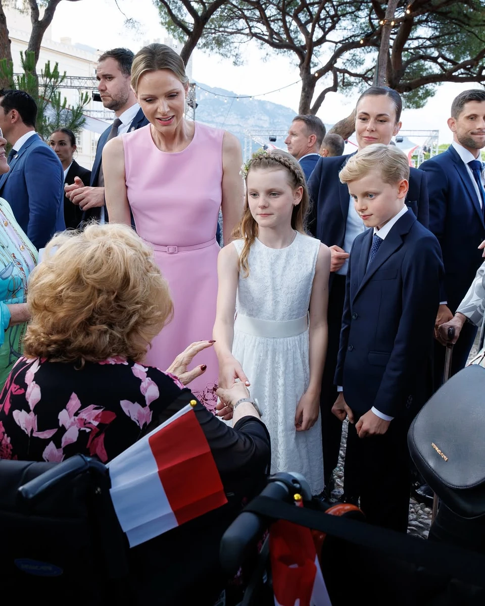 Княгиня Шарлін з дітьми у Монако