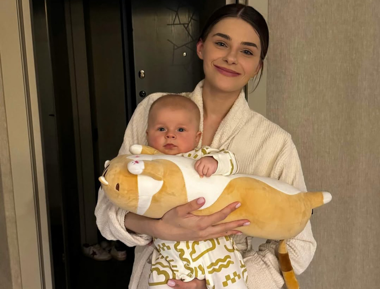 Катя Остапчук тримає сина на руках