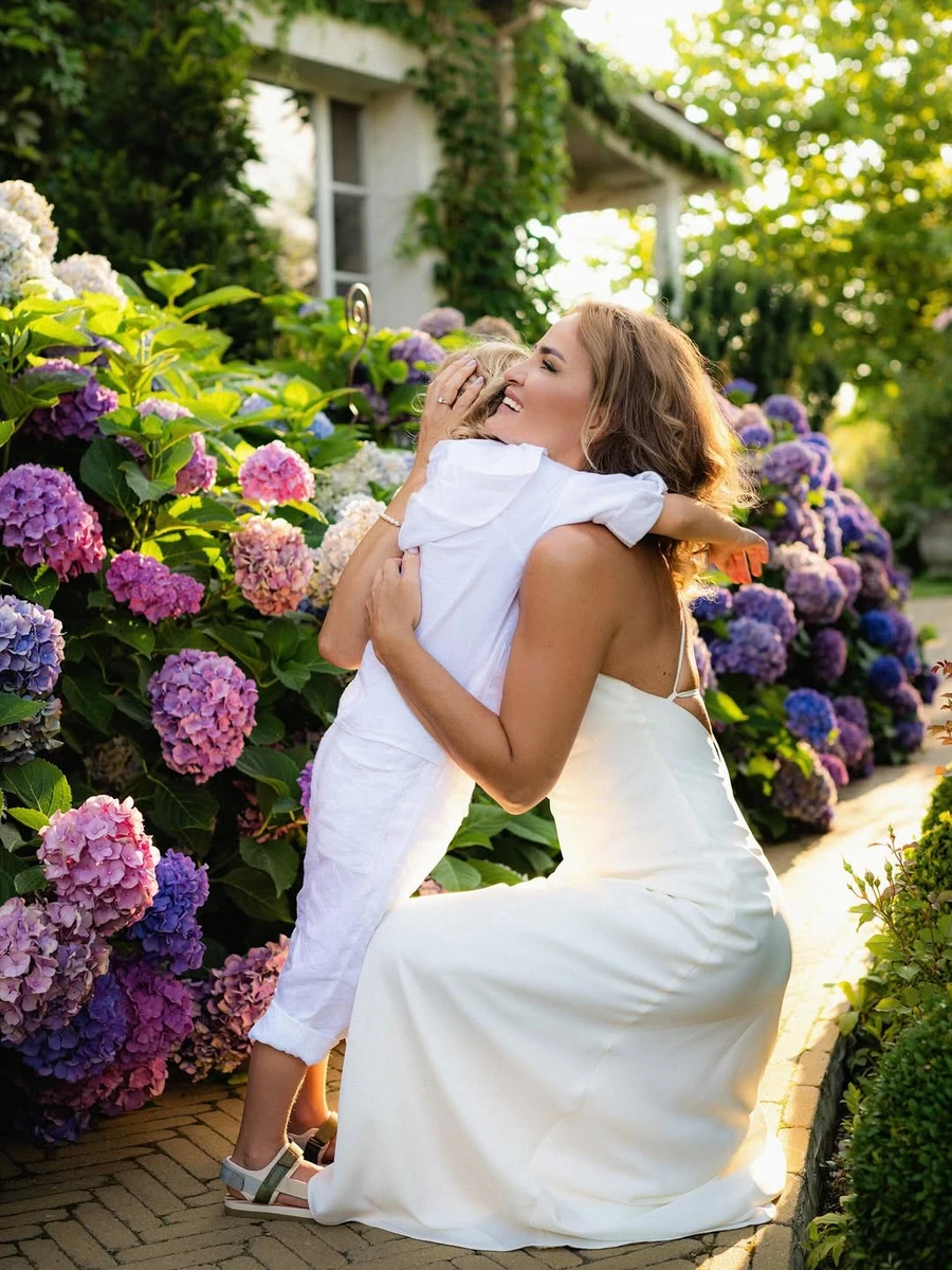 Ексдружина Пятова у ніжній сукенці пообіймалася з сином для фото