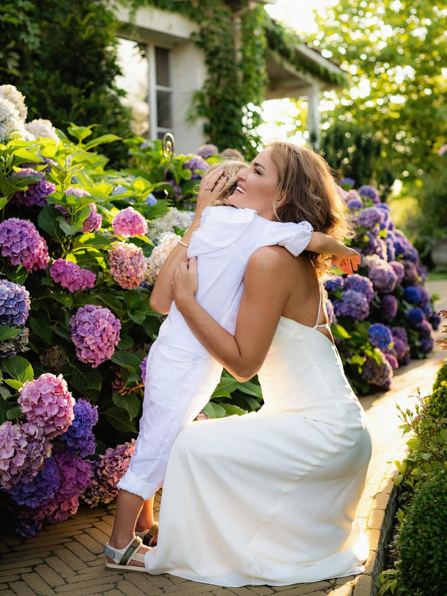 Ексдружина Пятова у ніжній сукенці пообіймалася з сином для фото