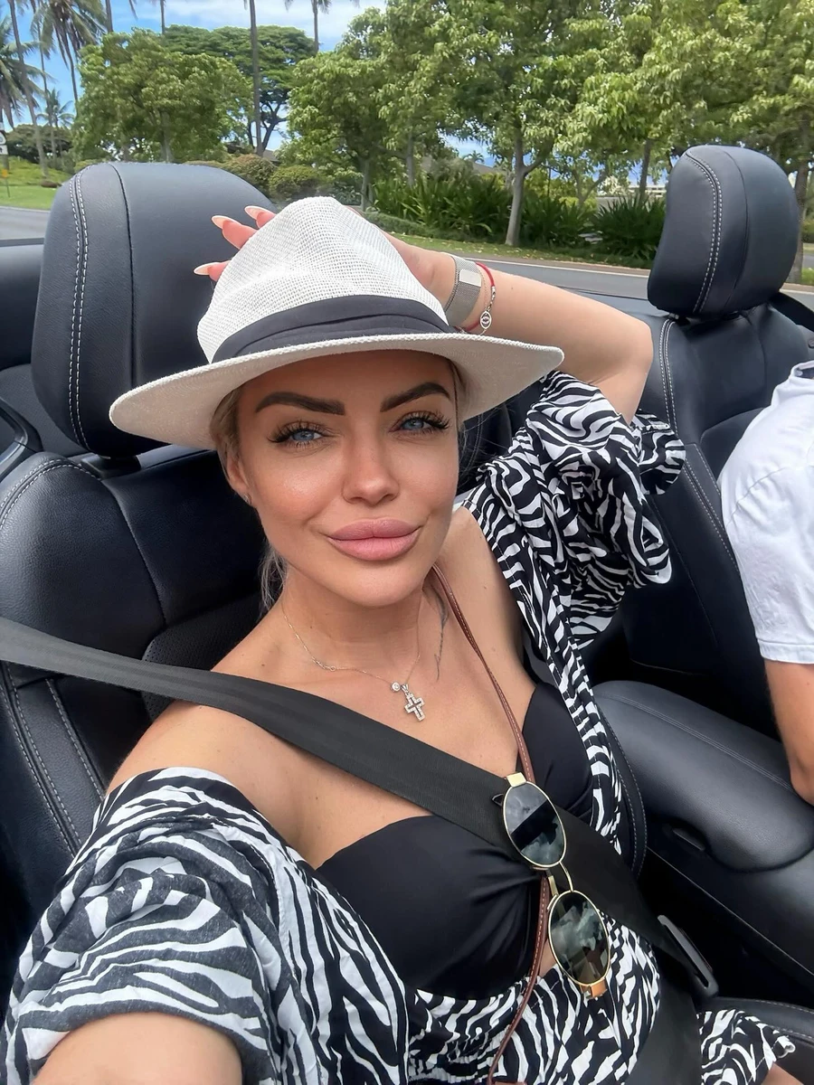 Парочка мандрує автівкою 