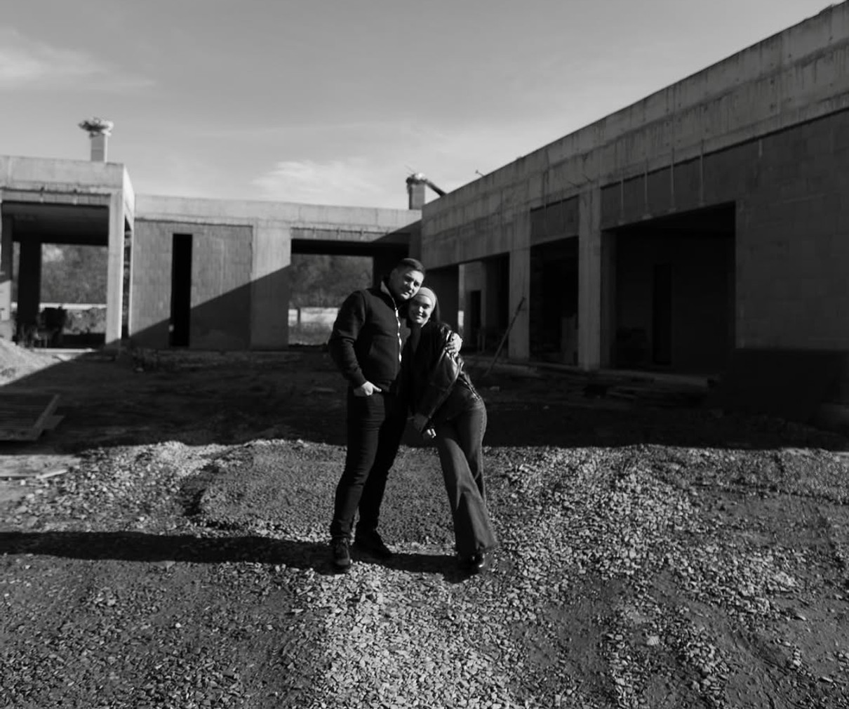 Саша Бо в обіймах чоловіка засвітила новий будинок