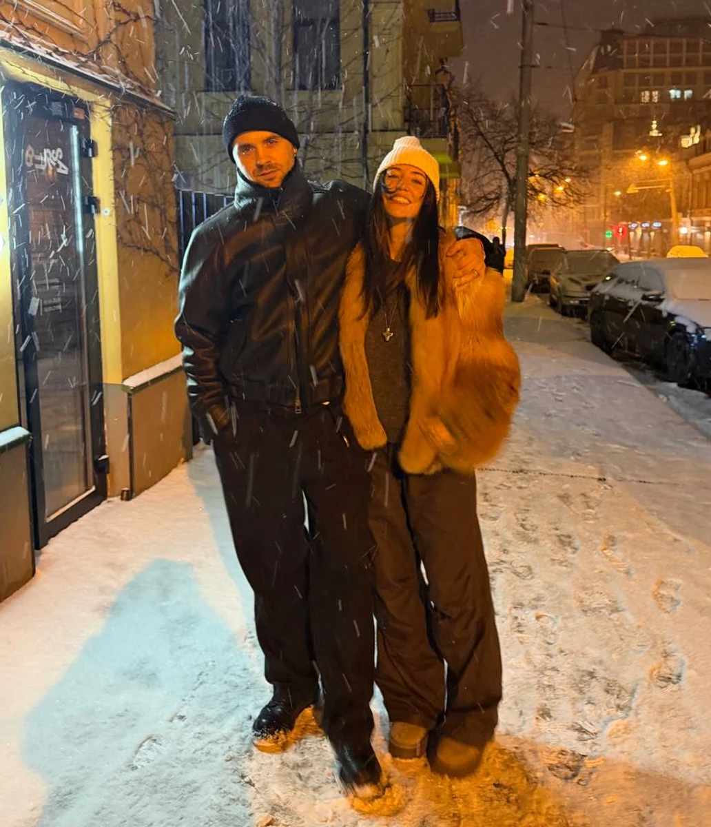 Надя Дорофєєва попозувала в обіймах чоловіка на вулиці