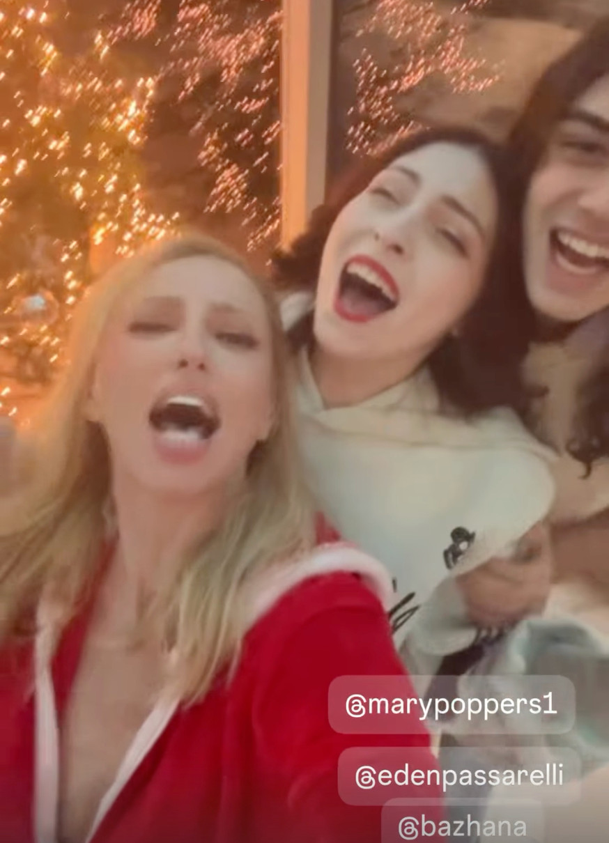 Оля Полякова показала святкування нового року з дочкою і зятем