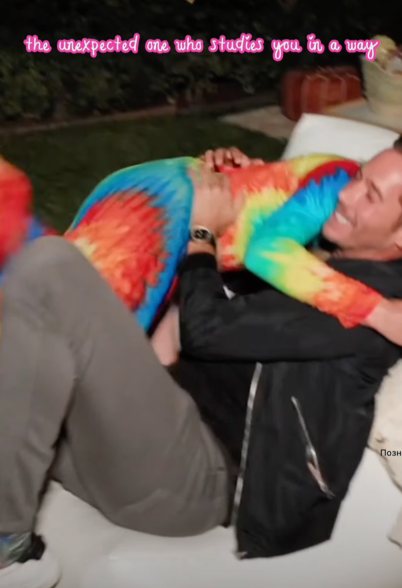 Періс Хілтон показалася в обіймах чоловіка на дивані