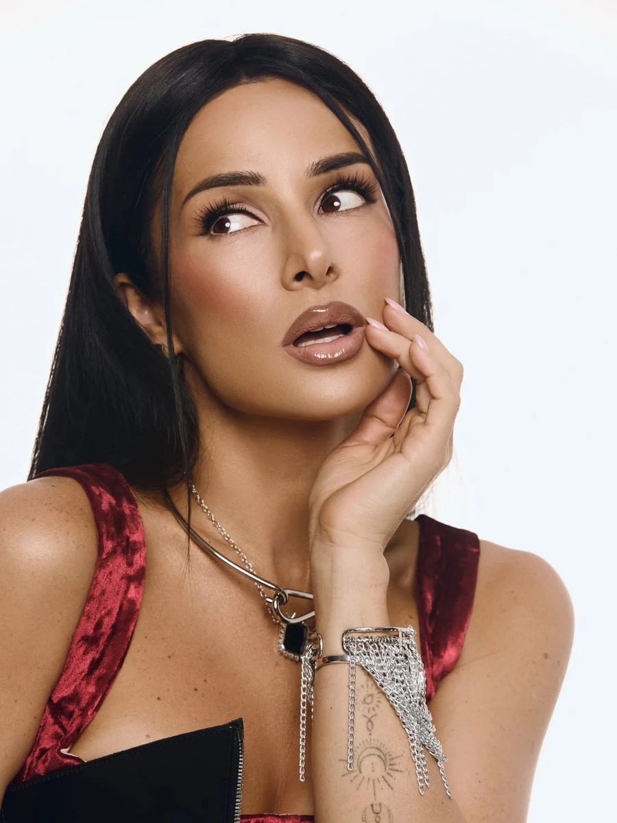 Злата Огнєвіч наробила грайливих фото у сексі сукні