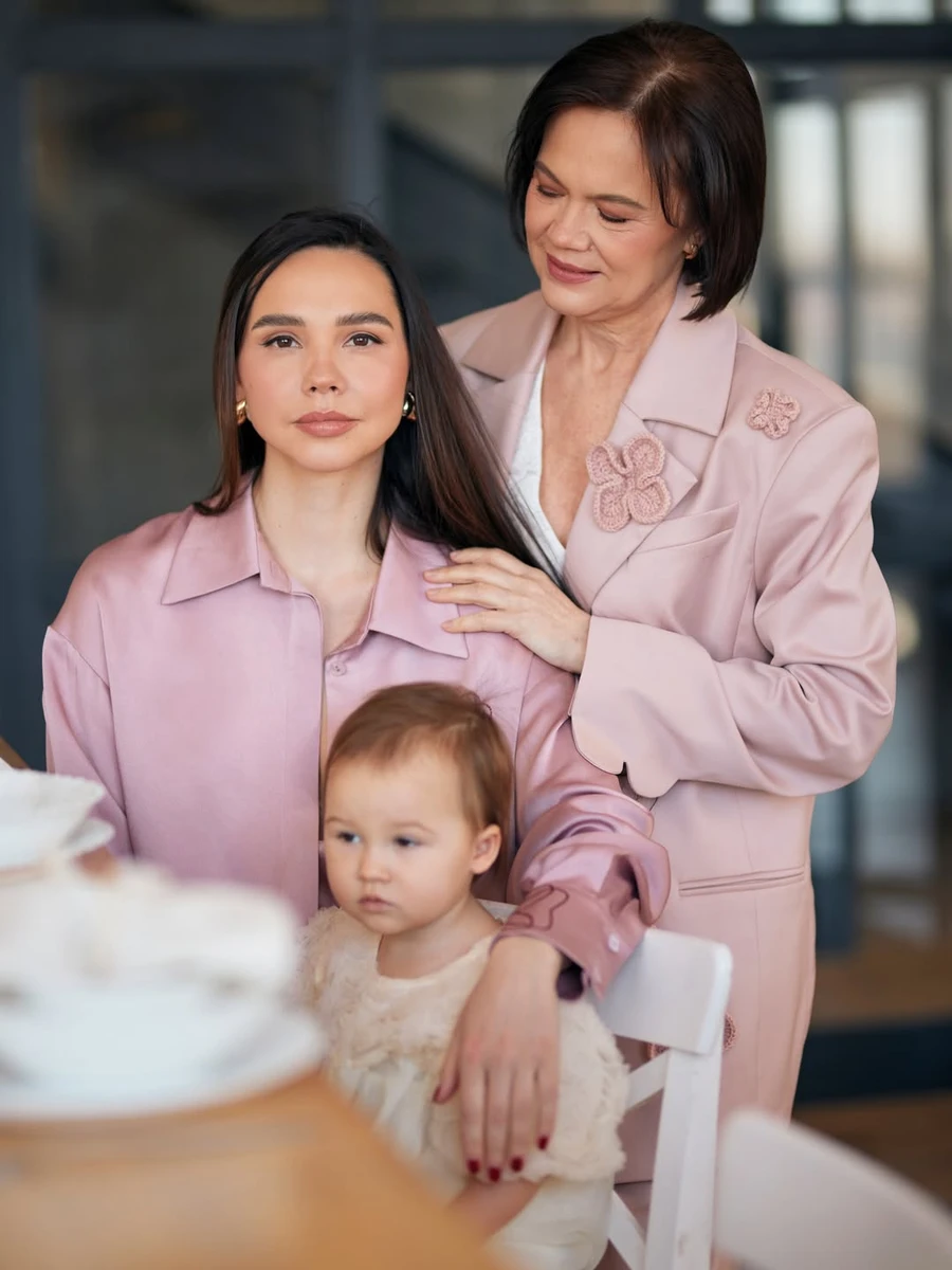 Наталія Татарінцева з мамою та дочкою на фото