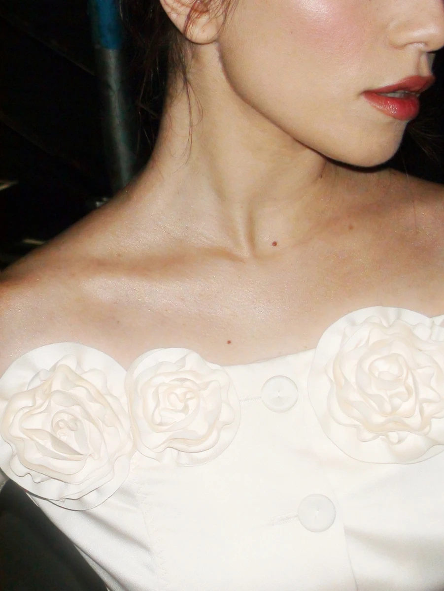 На сайті бренду ці квітки мають назви розетки і вони зроблені вручну 