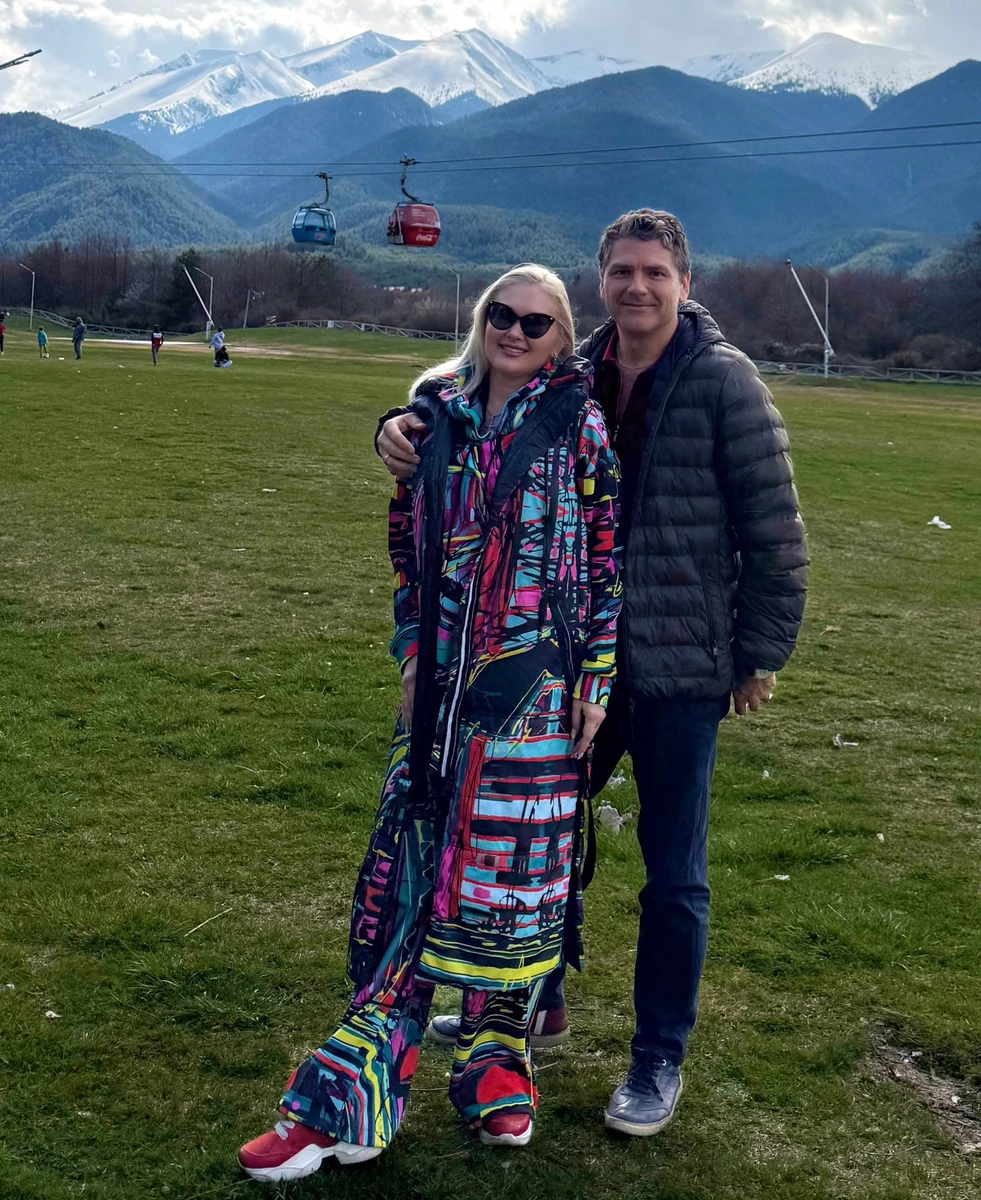 Катерина Бужинська попозувала з чоловіком на гірському курорті