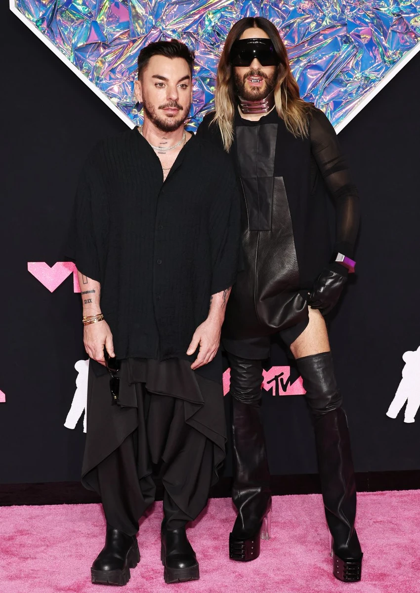 Так, це Джарет Лето та його голе стегно. А от Шеннон Лето трішки скромніший за епатажного брата