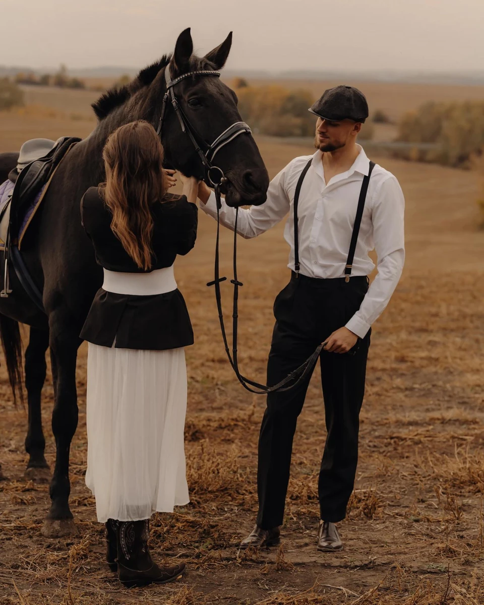 Бех знялася у довгій спідниці, ковбойках, жакеті та широкому контрастному поясі