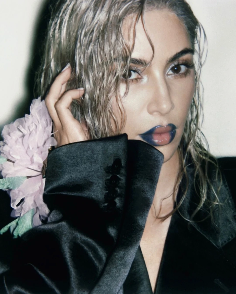 Кім Кардашян із оригінальним мейком та в цікавих образах стала героїнею китайського Vogue